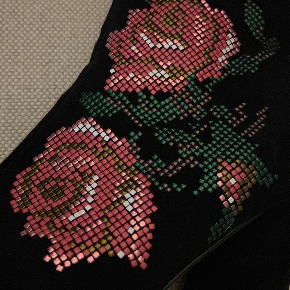 Stunning Donald Pliner suede boots with embroidered flowers - Picture 5 of 5